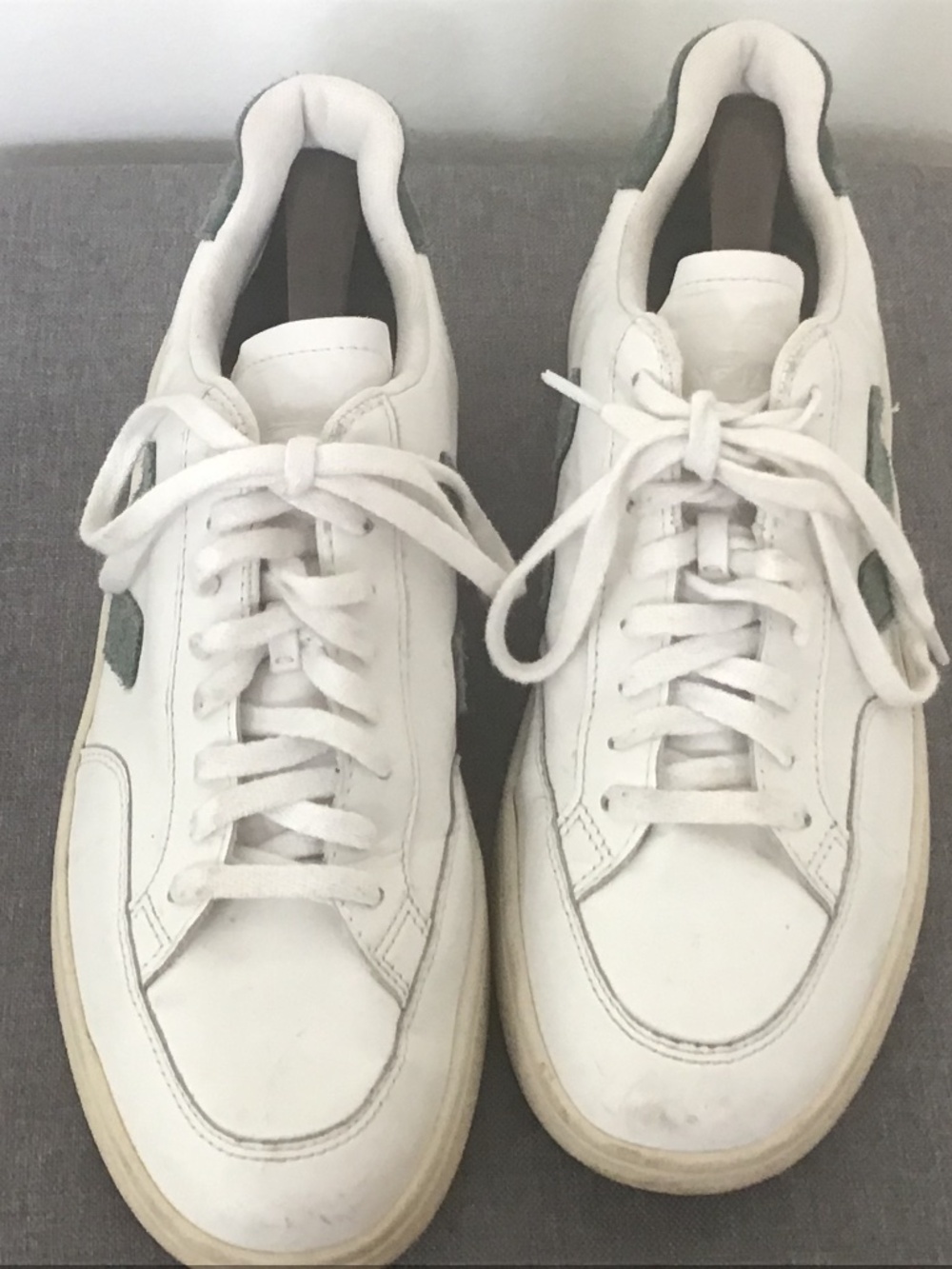 Veja V 12 White vegan leather with green trim size 11